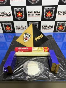 Duas barras de maconha, uma porção de cocaína, um aparelho celular e um rolo de papel filme para embalar as drogas foram apreendidas pela PM