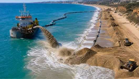 Obras em praia de Algarve, em Portugal