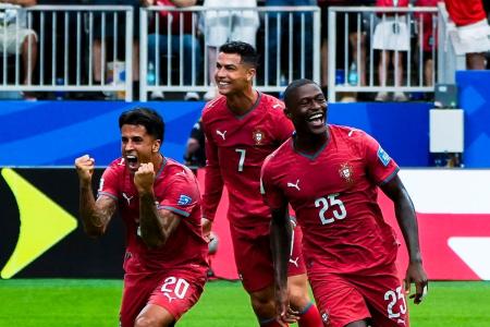 João Cancelo, Cristiano Ronaldo e Nuno Mendes celebram gol de Portugal na Copa do Mundo de 2026