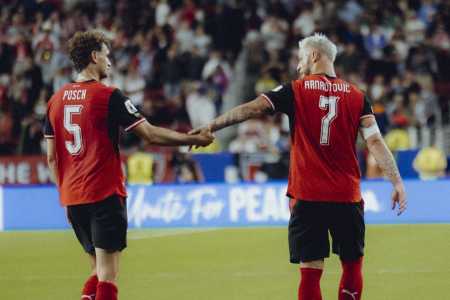 Posch celebra vitória da Áustria com Arnautovic