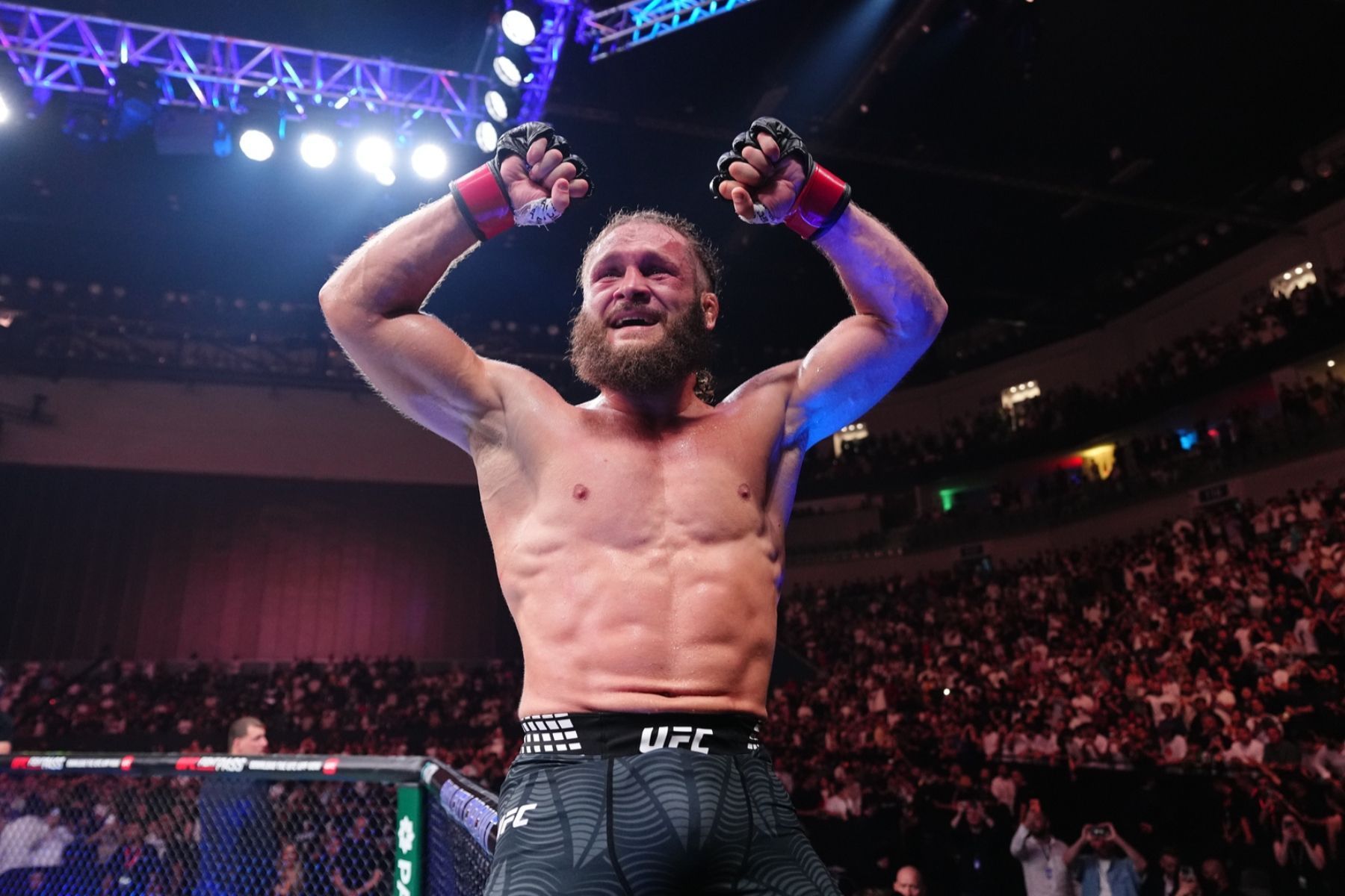 Show de anfitrião, vitória e derrota de brasileiros: resultados do UFC Baku