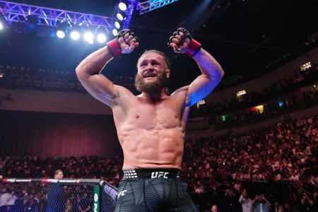Rafael Fiziev celebra vitória sobre Manuel Torres no UFC Baku