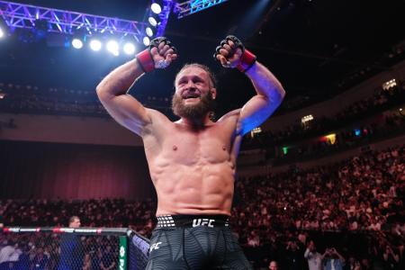 Rafael Fiziev celebra vitória sobre Manuel Torres no UFC Baku