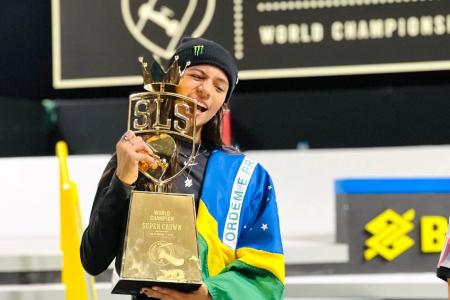 Rayssa com o troféu do Super Crown da SLS no Rio em 2022