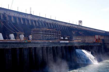 Área externa da usina hidrelétrica Itaipu Binacional