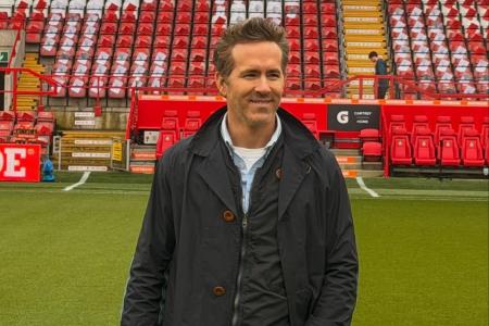Ryan Reynolds no Racecourse Ground, estádio do Wrexham • Reprodução Instagram/Ryan Reynolds