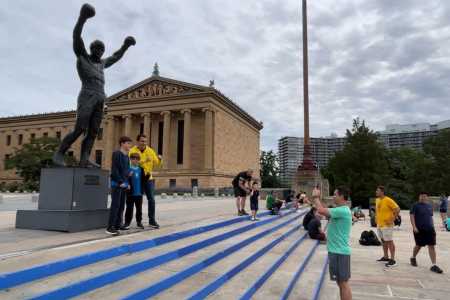 Brasileiros visitam com frequência a estátua de Rocky Balboa na Filadélfia