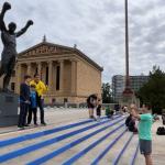 Maldição? Brasileiro veste estátua de Rocky Balboa com camisa da Argentina