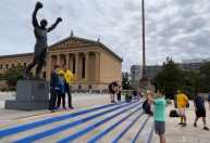 Maldição? Brasileiro veste estátua de Rocky Balboa com camisa da Argentina