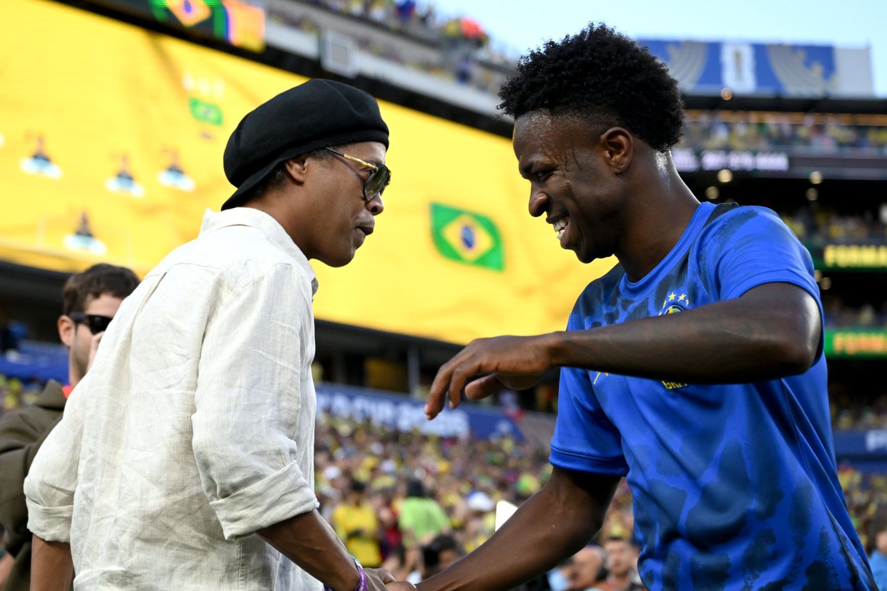 Ronaldinho Gaúcho se encontra e apoia jogadores do Brasil antes de jogo da Copa