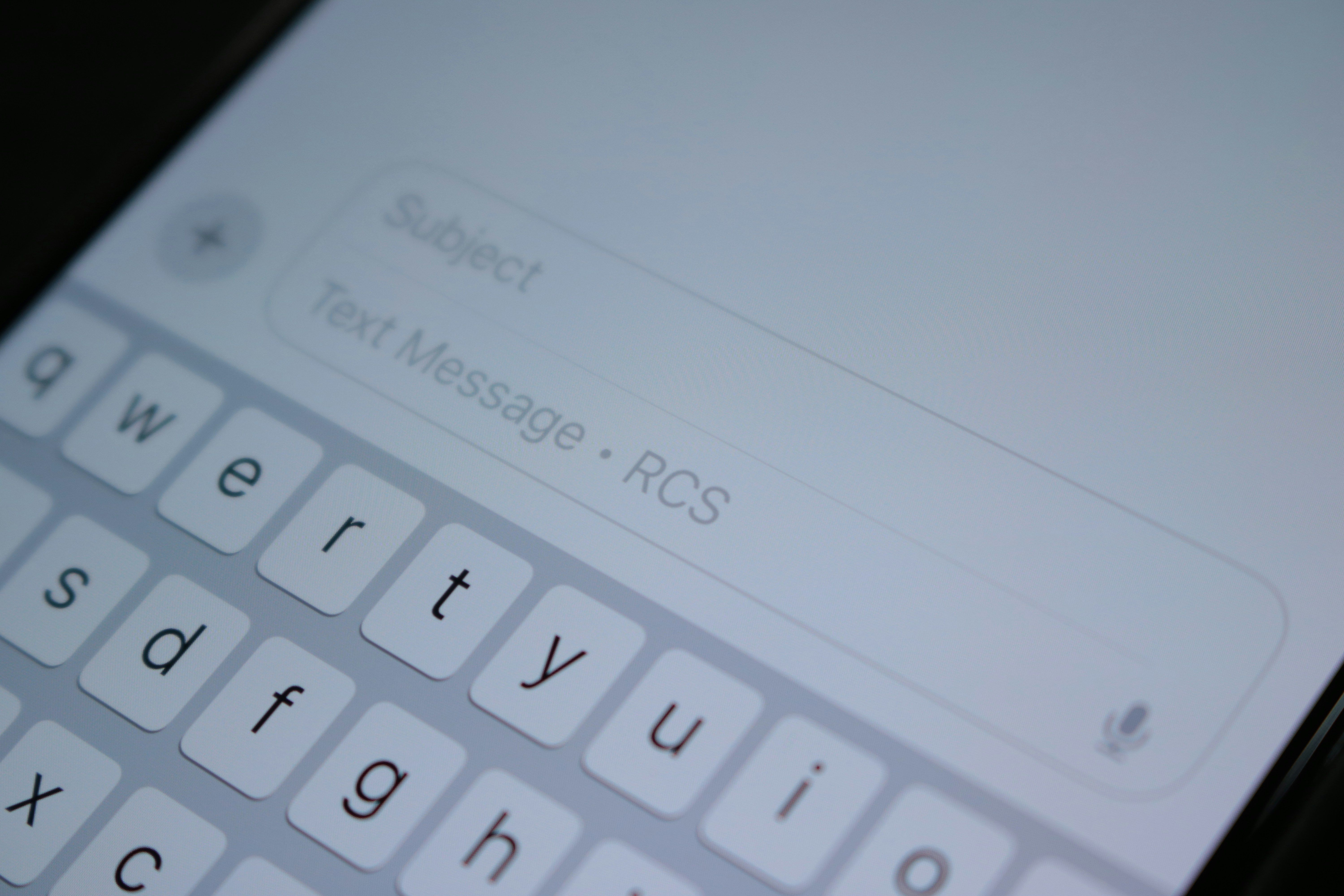 Emoji de palhaço em grupo de WhatsApp não gera dano moral a empresa, decide TST