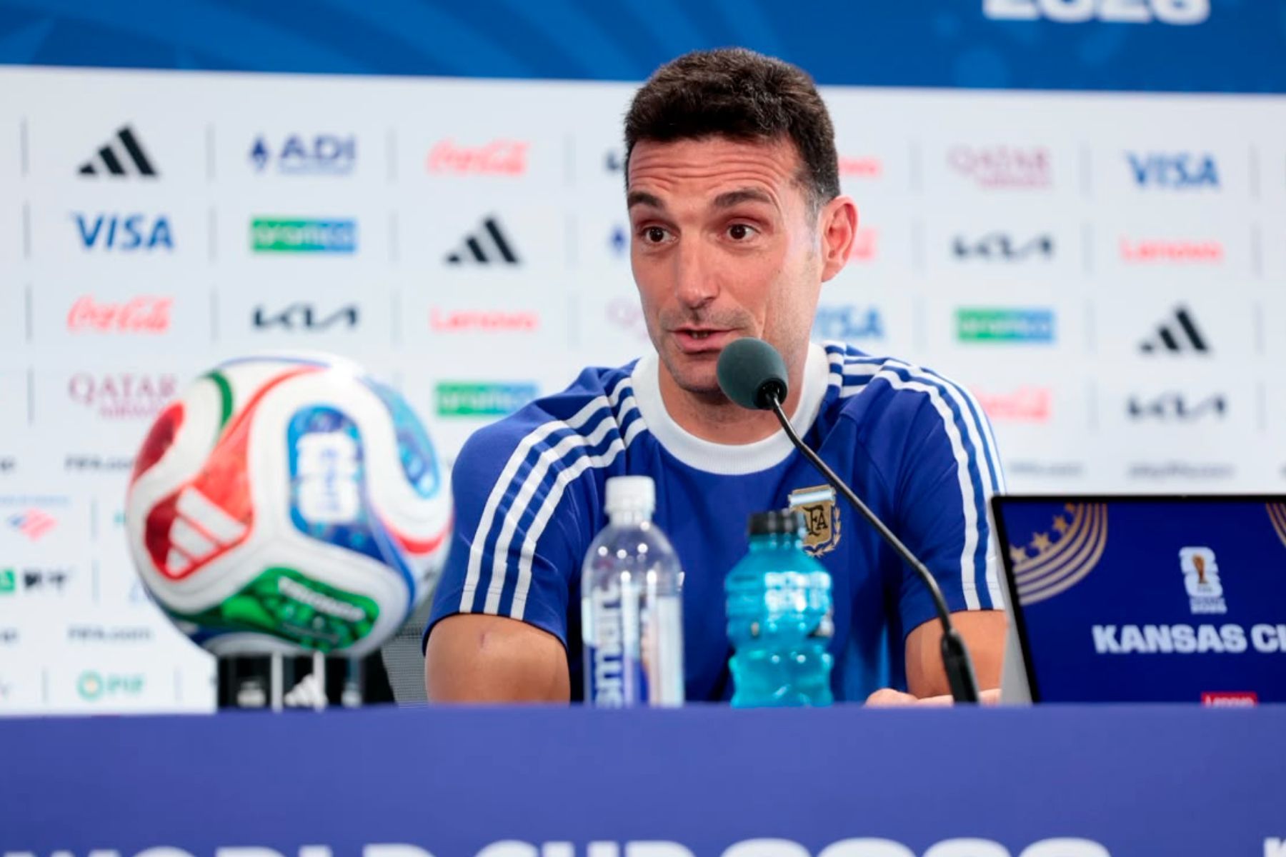 Scaloni cita jogo do Brasil e projeta estreia da Argentina na Copa: ‘Não é fundamental’