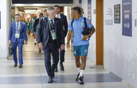 Convocado pela Seleção Brasileira, Danilo conversa com Carlo Ancelotti • Rafael Ribeiro/CBF