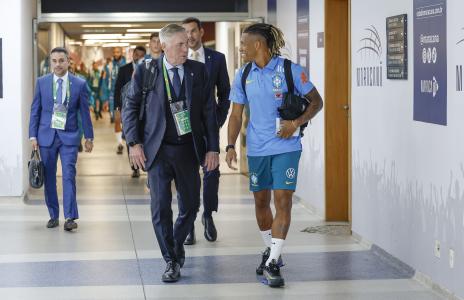 Convocado pela Seleção Brasileira, Danilo conversa com Carlo Ancelotti • Rafael Ribeiro/CBF