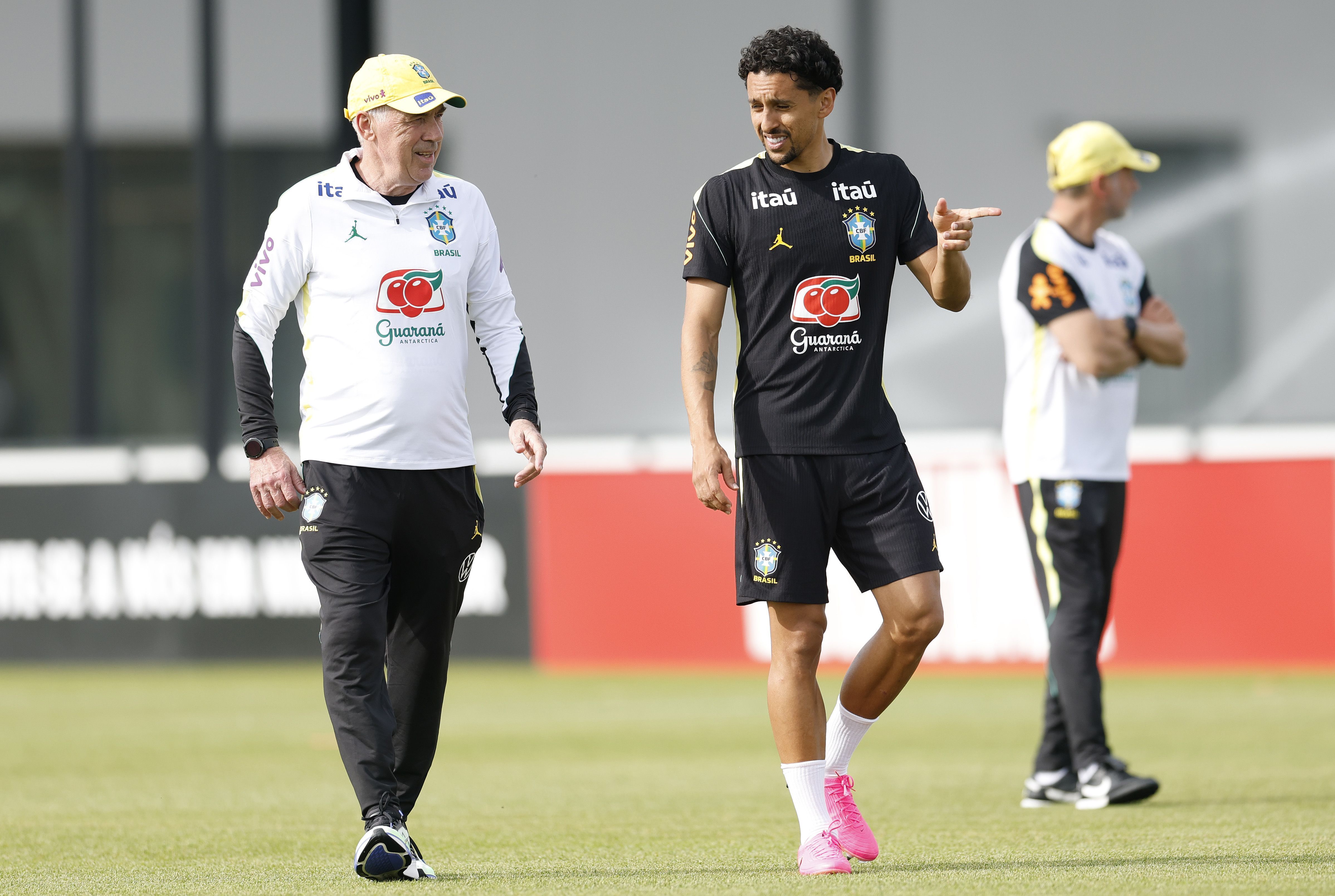 Marquinhos explica abraço e exalta Gabriel Magalhães: 'Melhor zagueiro do mundo'