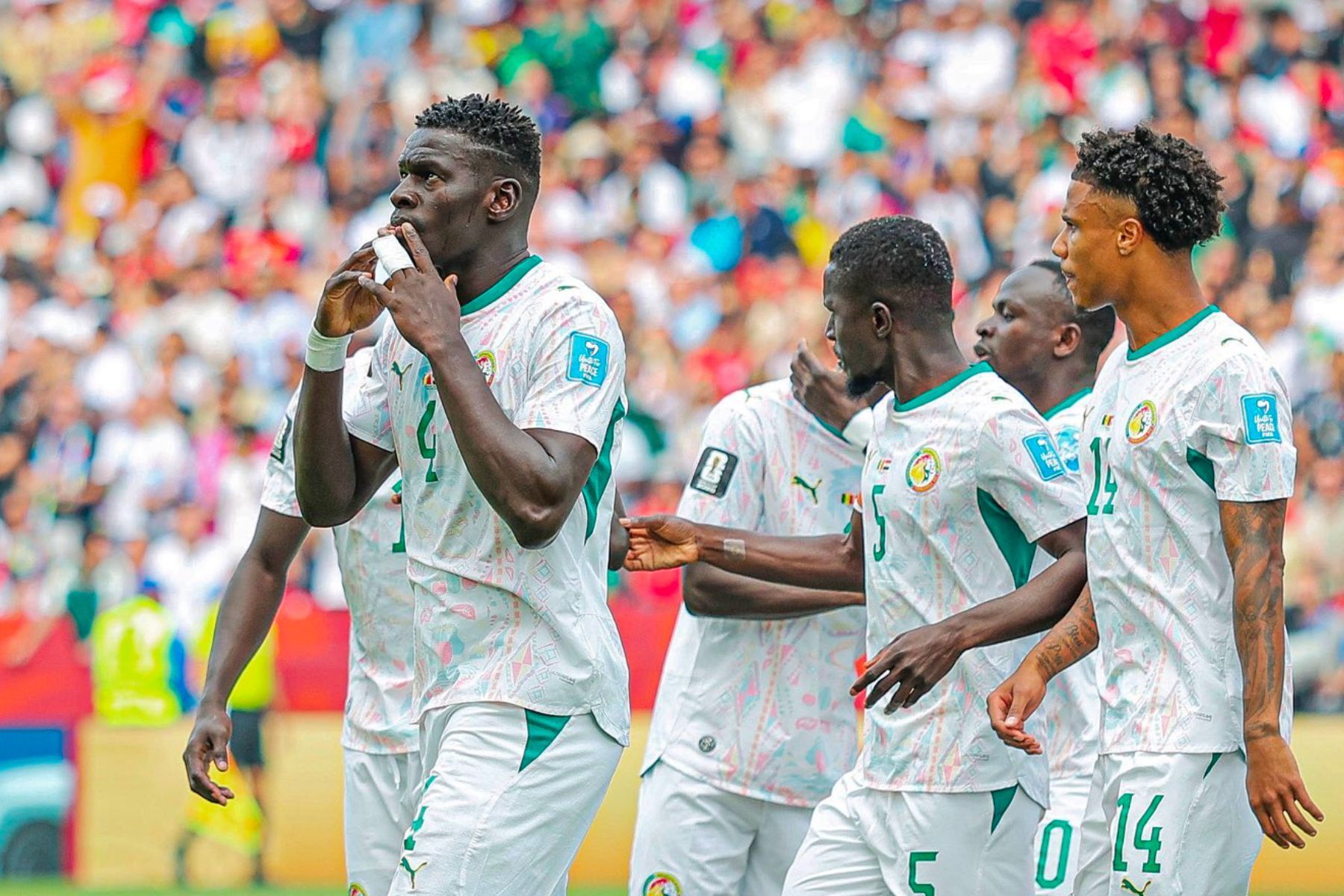 Senegal goleia Iraque e mantém esperanças de classificação na Copa