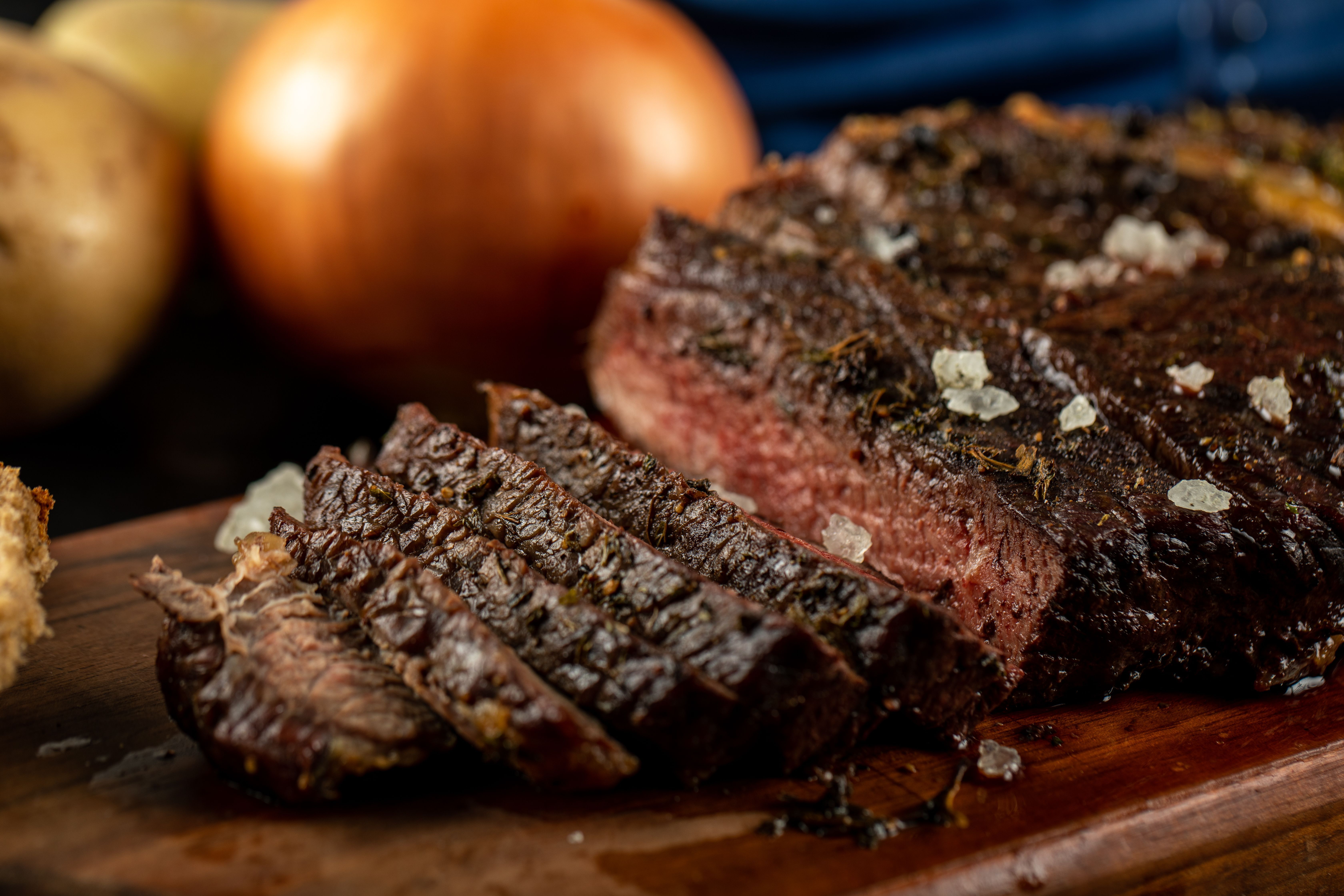 Como acertar no churrasco do fim de semana? Veja dicas para corte e preparo da carne