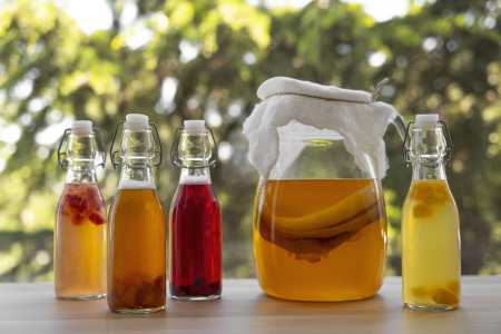 Fermentada e levemente gaseificada, a kombucha ganha versões com frutas e guaraná que unem aroma marcante e refrescância