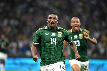 Mbekezeli Mbokazi celebra gol pela África do Sul em 2026