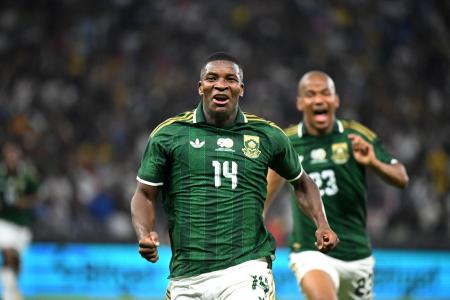 Mbekezeli Mbokazi celebra gol pela África do Sul em 2026
