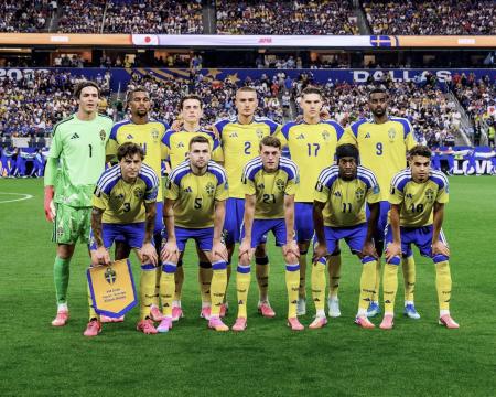 Suécia perde Isak Hien, segundo em pé da esquerda para direita, para a Copa do Mundo