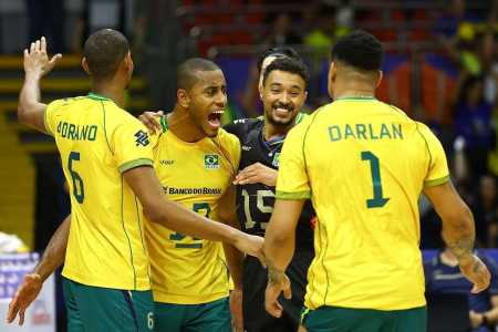 Jogadores da Seleção Brasileira Masculina de Vôlei em ação pela VNL Masculina
