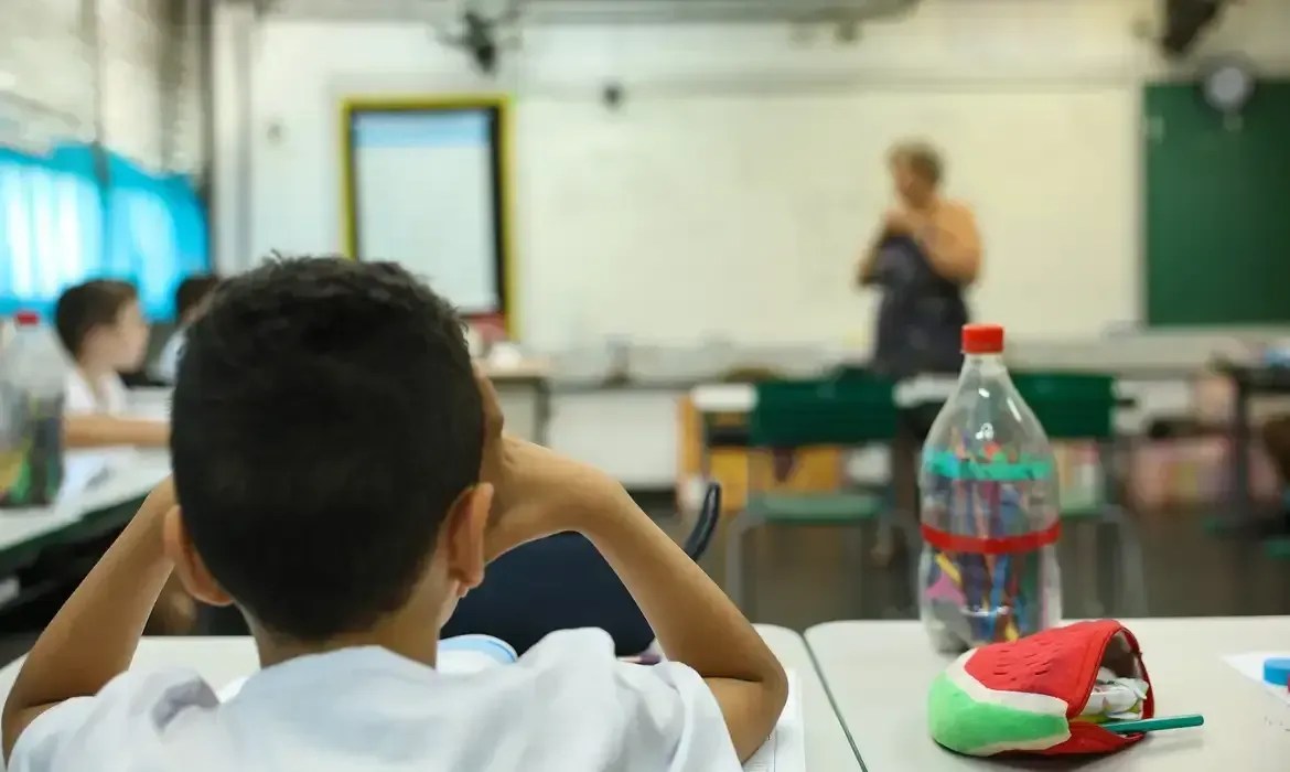 Mais de 2 mil redes de ensino aderem à Prova Nacional Docente, informa MEC
