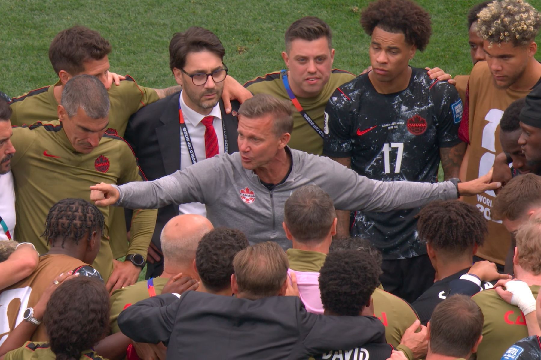 ‘Mudaram a história do esporte no país’, diz treinador do Canadá após vitória na Copa