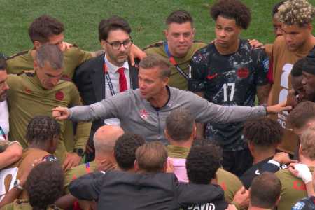 Jesse Marsch discursando aos jogadores canadenses na Copa