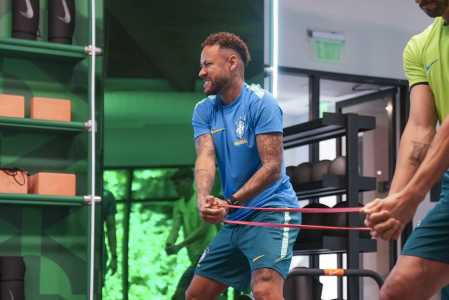 Neymar em treino na academia da Seleção Brasileira