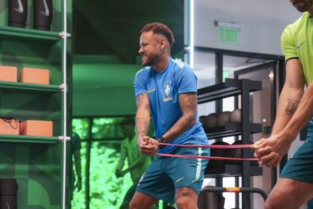 Neymar em treino na academia da Seleção Brasileira