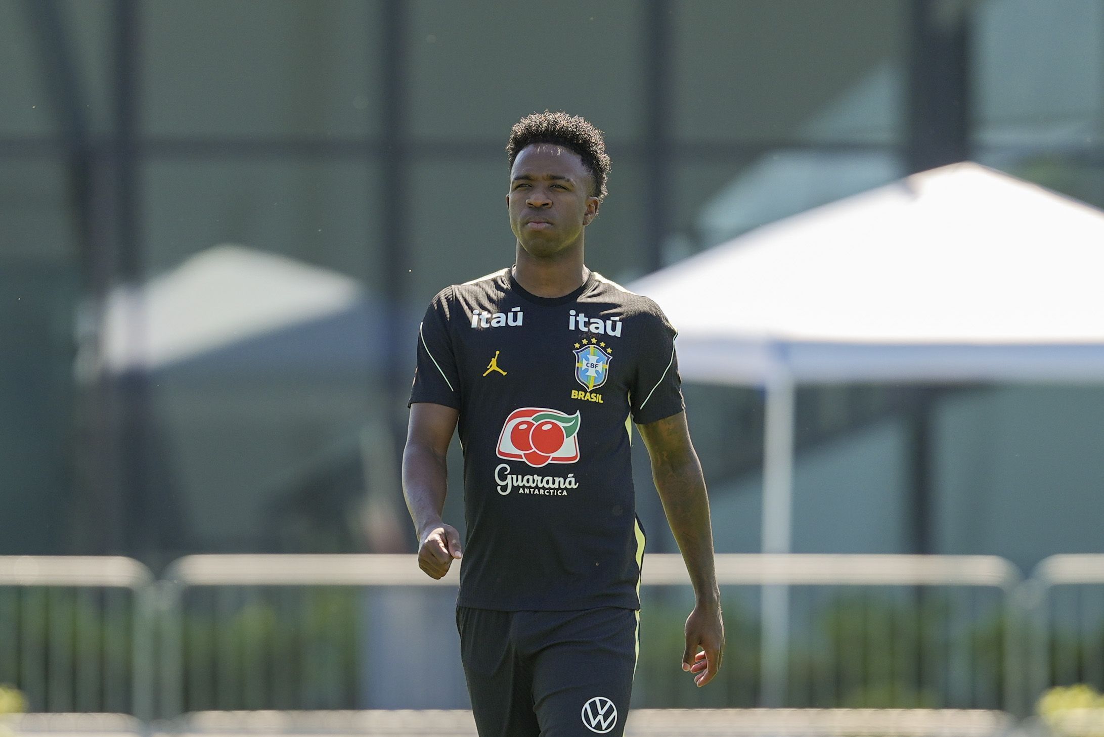 ‘Fazer de tudo para voltar ao topo’, promete Vini Jr, antes de estreia do Brasil na Copa