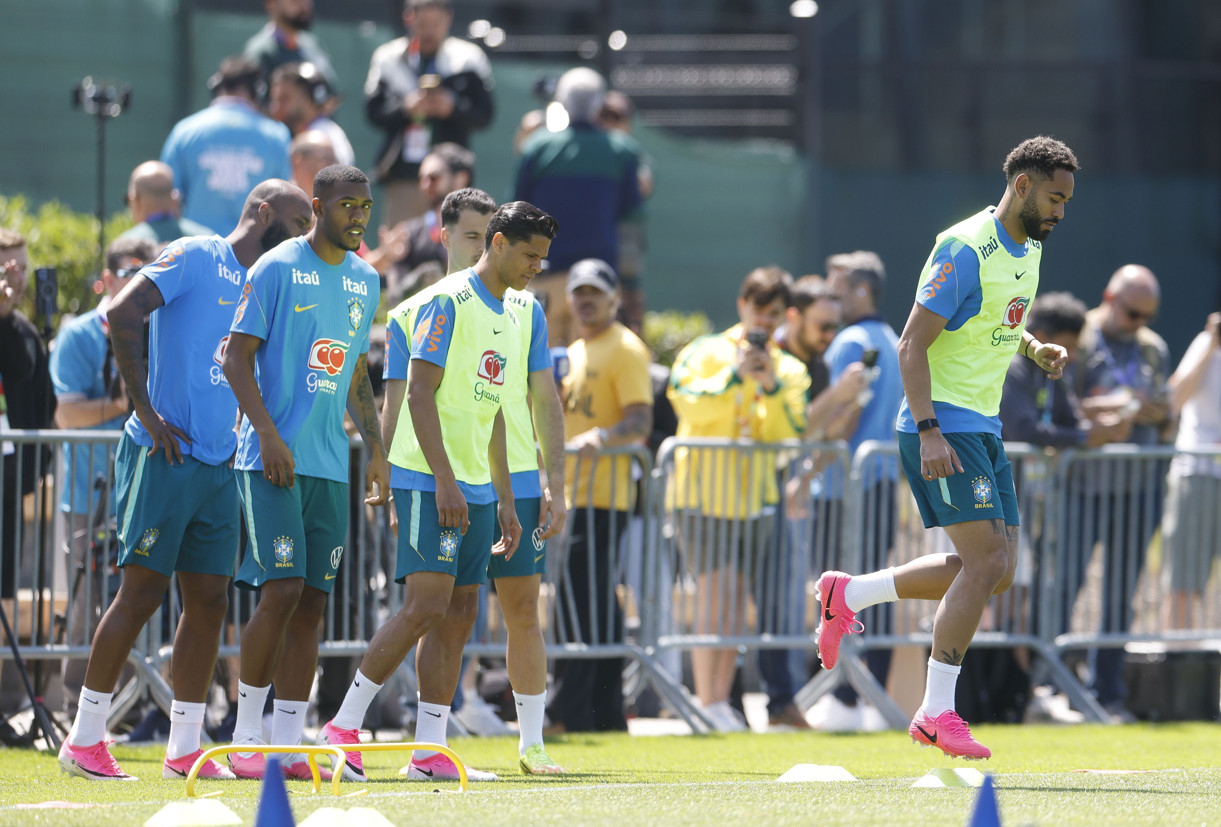 Trio da Seleção surpreende e esgota camisas em site oficial; veja nomes