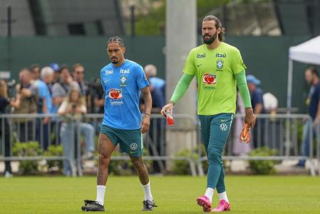 Raphinha e Alisson durante treino da Seleção Brasileira em preparação para a Copa do Mundo