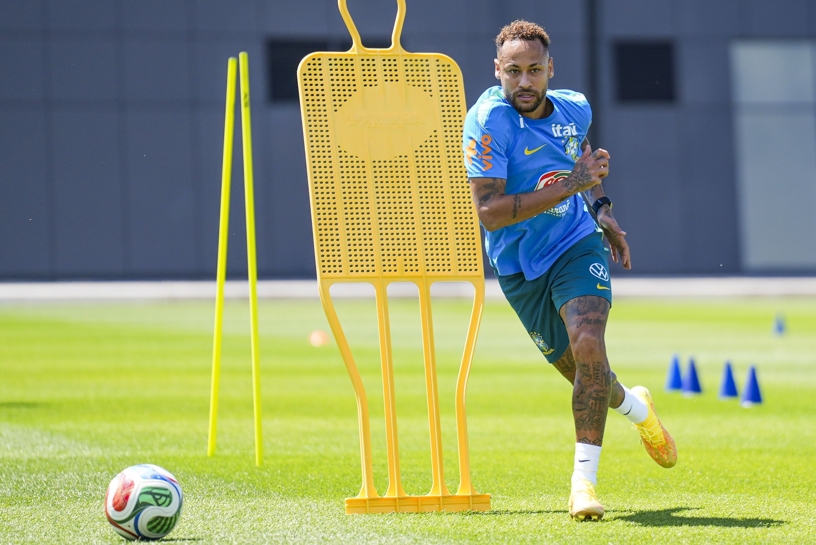 Seleção: Neymar volta a treinar com bola, e expectativa por estreia na Copa aumenta