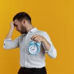 Vive atrasado? Saiba o que está por trás desse comportamento, segundo Harvard