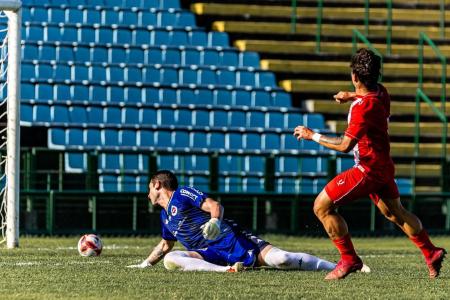 Wesley marca o gol da vitória do Villa Nova