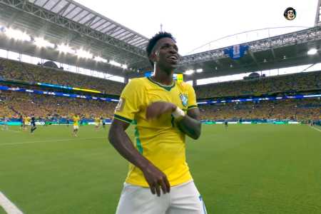 Vini Jr. celebra um de seus gols contra a Escócia