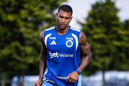 Walace durante treino pelo Cruzeiro em 2026