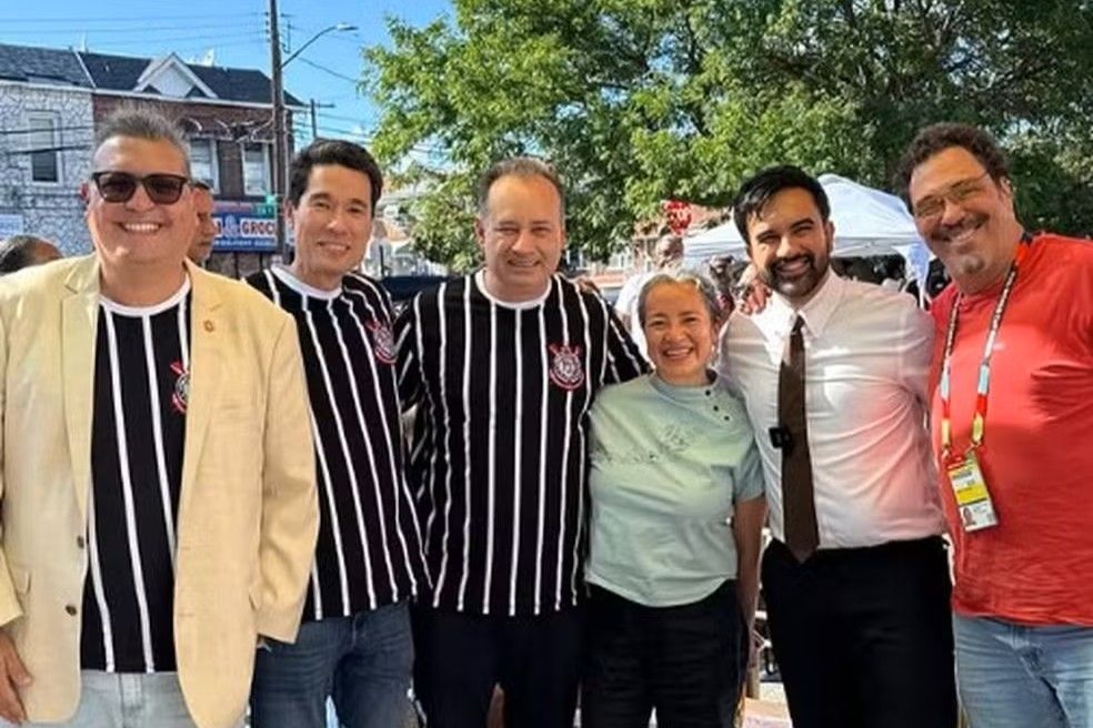Casagrande presenteia prefeito de Nova York com camisa do Corinthians