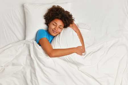 Mulher deitada na cama