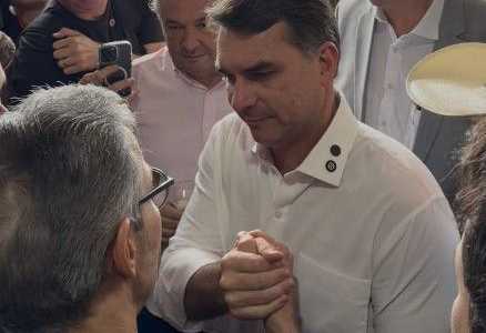 Zema e Flávio Bolsonaro se encontram na Megaleite: 'Vamos tirar o PT'