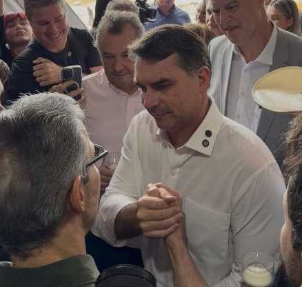 Flávio Bolsonaro e Zema se encontram na Megaleite, em BH: 'Vamos tirar o PT'