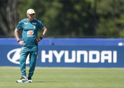 Técnico Carlo Ancelotti no comando do treino do Brasil durante a Copa do Mundo