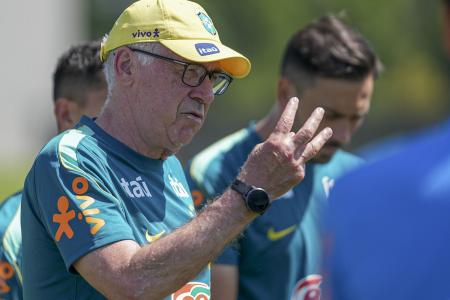 Técnico Carlo Ancelotti no comando do treino do Brasil durante a Copa do Mundo