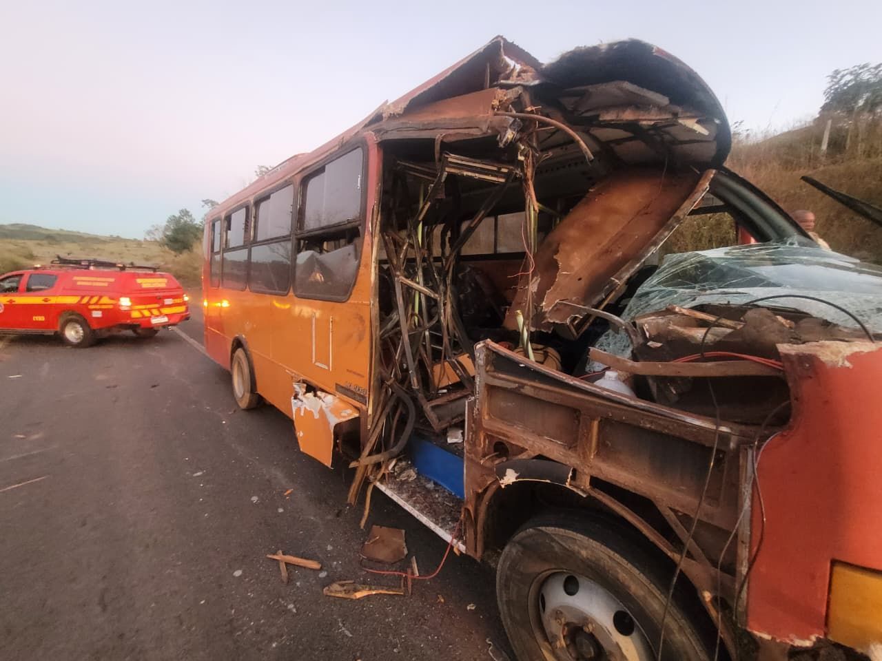 Micro-ônibus bate em caminhão parado na rodovia MGC-491 em Arceburgo