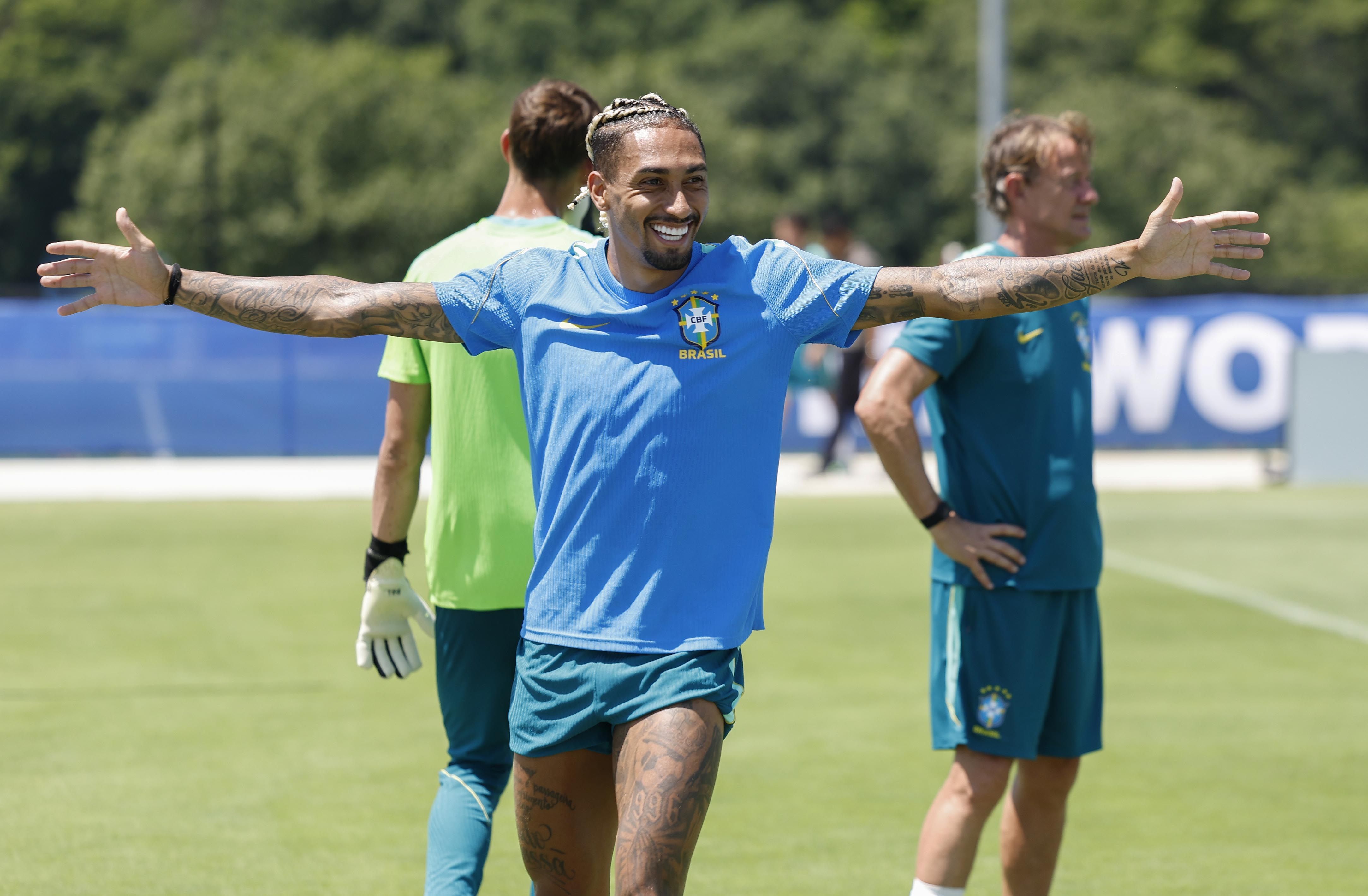 Raphinha estreia novo visual e é relacionado para Brasil x Noruega na Copa