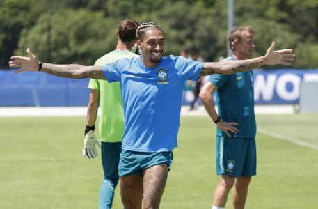 Danilo em treino da Seleção Brasileira