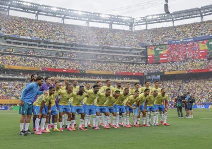 Jogadores da Seleção Brasileira antes de jogo contra a Noruega