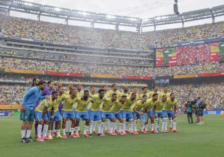 Jogadores da Seleção Brasileira antes de jogo contra a Noruega